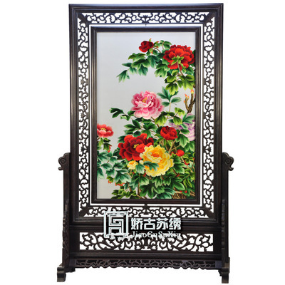 蘇繡牡丹雞翅木豎架 一針一線繡繁華，匠心獨(dú)運(yùn)贈(zèng)外賓